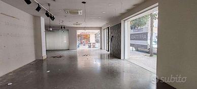 LOCALE COMMERCIALE IN VIALE VITTORIO VENETO - CIVI