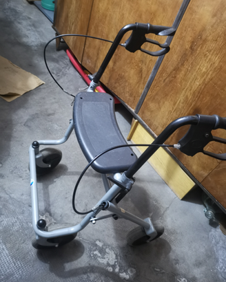 Deambulatore per anziani (girello)