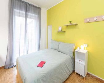 Stanza in appartamento di 140 m² a Milano