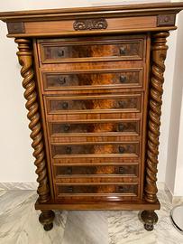 Due mobili  in legno