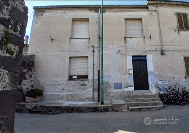Casa indipendente in centro con cortile a Seneghe