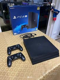 Play station 4 pro con due controller