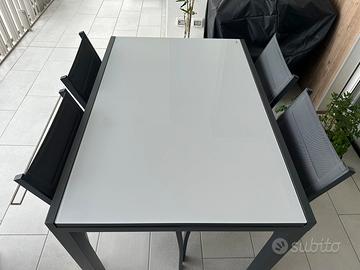 Tavolo e sedie da giardino