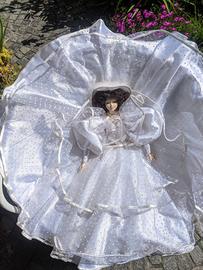 Bambola nuova in porcellana vestita da sposa 