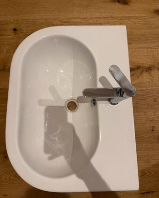 Lavandino e rubinetto nuovo
