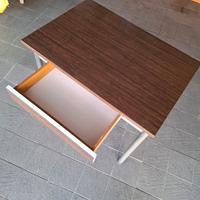 Tavolo con cassetto