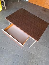Tavolo con cassetto