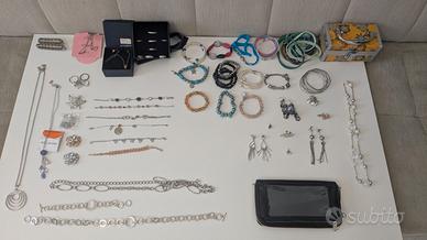 Lotto collane, bracciali, orecchini, anelli