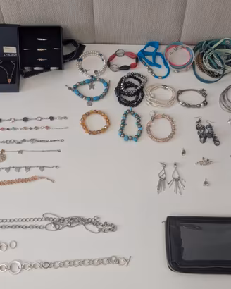 Lotto collane, bracciali, orecchini, anelli