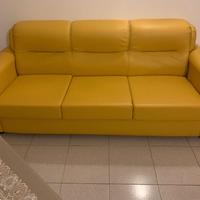 divano in eco pelle come da foto 