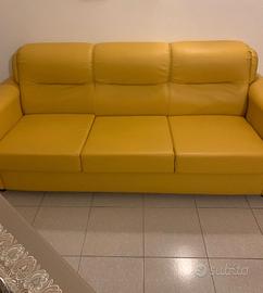 divano in eco pelle come da foto 