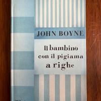 Il bambino con il pigiama a righe