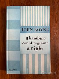 Il bambino con il pigiama a righe