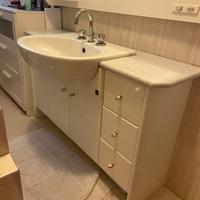 Mobile bagno completo di lavabo e specchio