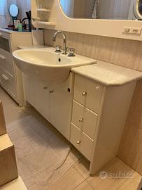 Mobile bagno completo di lavabo e specchio
