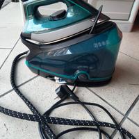 Ferro da stiro Rowenta, modello Compact Steam Pro.