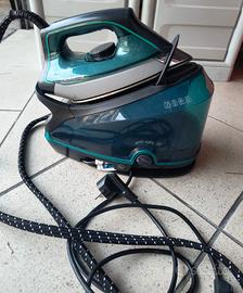 Ferro da stiro Rowenta, modello Compact Steam Pro.