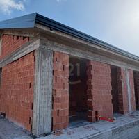 Villa in costruzione luminosa con spazio esterno