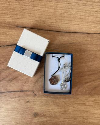 Braccialetti collana con decorazioni dadi e croce.