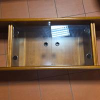 mobile in legno con ante in vetro