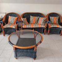 set in vimini di poltrone e tavolino