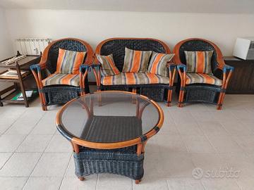 set in vimini di poltrone e tavolino