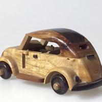 Auto in legno modello maggiolino