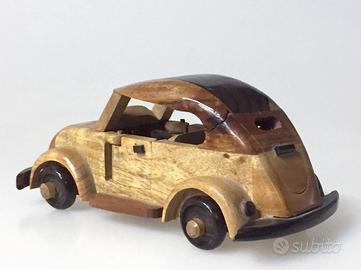 Auto in legno modello maggiolino