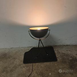 Lampada di design nera.