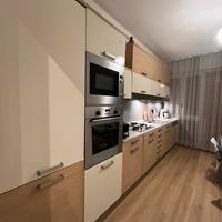 Cucina moderna completa di elettrodomestici