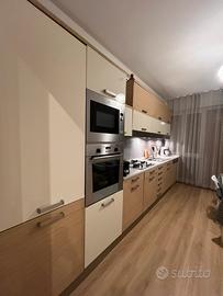 Cucina moderna completa di elettrodomestici