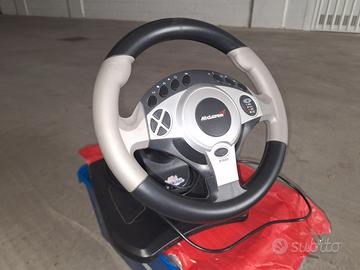 Volante McLaren, pedali e marce per PlayStation 1