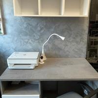 Scrivania con tre cassetti,  sedia e tre cubotti