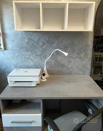 Scrivania con tre cassetti,  sedia e tre cubotti