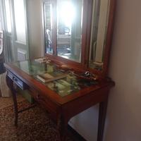 toilette antica con specchio