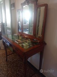 toilette antica con specchio