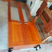 Bel Mobile da Cucina in Legno con Ante in Vetro