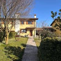 PERFETTA E CURATA CASA DI TESTA CON GIARDINO