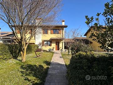 PERFETTA E CURATA CASA DI TESTA CON GIARDINO
