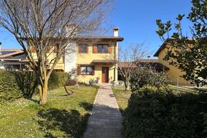 PERFETTA E CURATA CASA DI TESTA CON GIARDINO