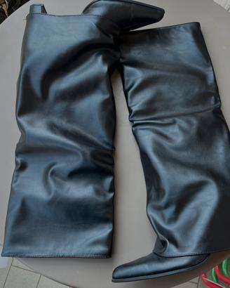 Stivali alti neri slouchy con punta affusolata