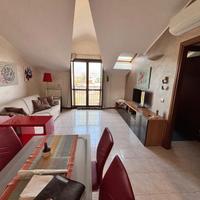 Monolocale arredato con balcone