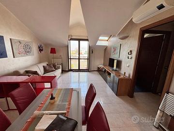 Monolocale arredato con balcone