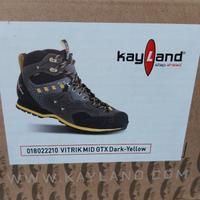 Scarponi da montagna.