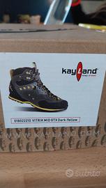 Scarponi da montagna.