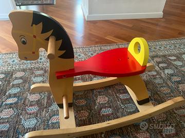 Cavallo a dondolo in legno