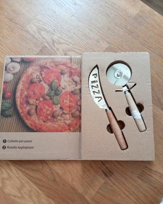 Set da pizza in acciaio con manici in legno. 