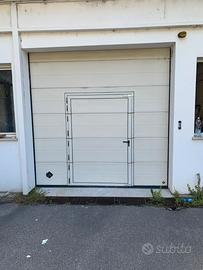 Portone garage con porta centrale pedonale