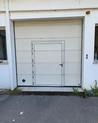 Portone garage con porta centrale pedonale