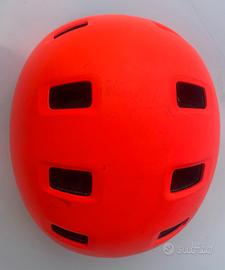 casco e protezioni ginocchi gomiti e polsi